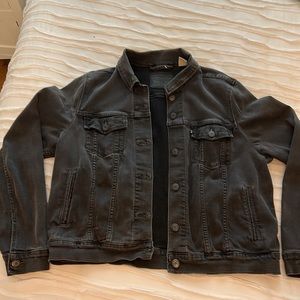 Black Levi’s jean jacket